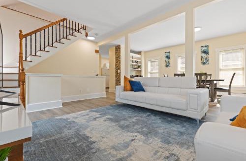 High Street Hill Apartment | Skyrise Two Stories - Centrally Located