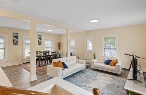 High Street Hill Apartment | Skyrise Two Stories - Centrally Located