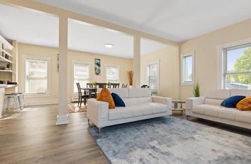 High Street Hill Apartment | Skyrise Two Stories - Centrally Located