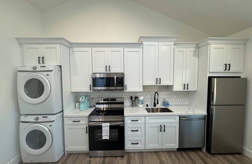 Pleasant Hill Cottage | Sleek & Comfy ~ New ~ Near Shops & Cafes Entire 2BD/1BA Guesthouse