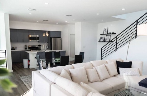 NoHo Arts District House | SLEEK, ELEGANT 3-BEDROOM HOME NEWLY BUILT IN 2021! (p51)