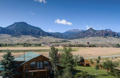 Wapiti Villa | “SLEEP 26” "POOL" "SAUNA" "LOOKOUT TOWER"'SANITIZED CLEANING"