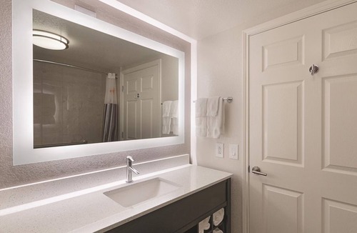 Arlington Hotel | Sleep by the Thrills: 2 Cozy Hotel Rooms Near Six Flags & AT&T Excitement!