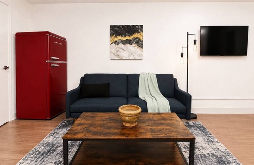 St. Johns Apartment | Sleepover | Fresh Studio + Gym - Austin TX