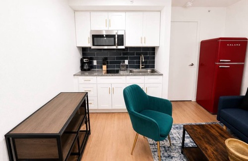 St. Johns Apartment | Sleepover | Fresh Studio + Gym - Austin TX