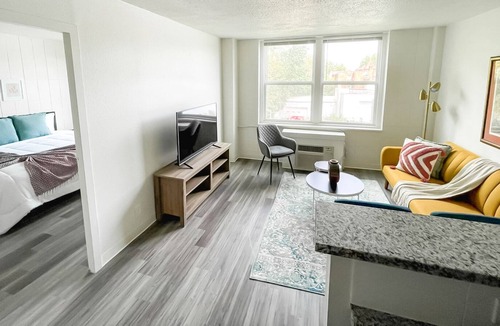 Mount Auburn Apartment | Sleepover: Vivid 1BD/1BA + Gym - Downtown Cincinnati