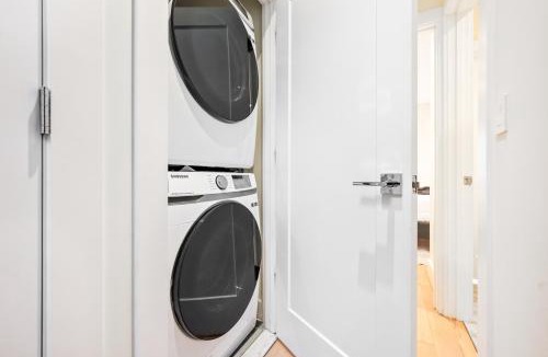 Mount Vernon Square Villa | Sleeps 12 Downtown Entire home with rooftop