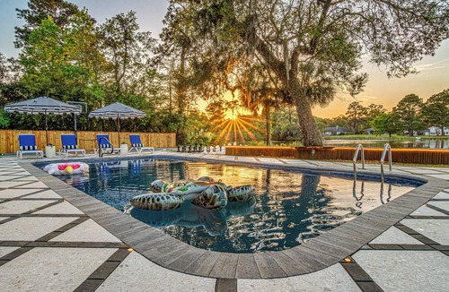 Talahi Island House | Sleeps 16 | Luxury Lakefront Getaway, Pool, Spa, Sportcourt. Theater, Game Room!