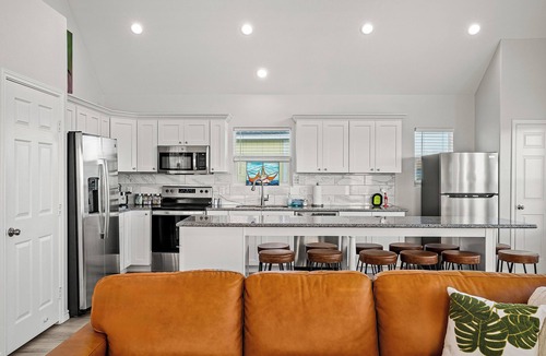Crystal Beach House | Sleeps 20, 4 King BR, Beach Access, Luxury Spa, Pets, Decks, Games Galore