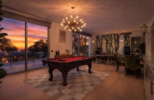 Highland Park West House | Sleeps 22 15min ATX & Lake Theater Arcade Sauna