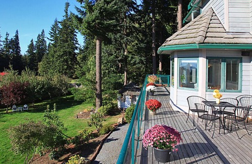 Clinton House | ✫ SLEEPS 36+ / Views / 3-Stories / Retreats & Reunions ✫