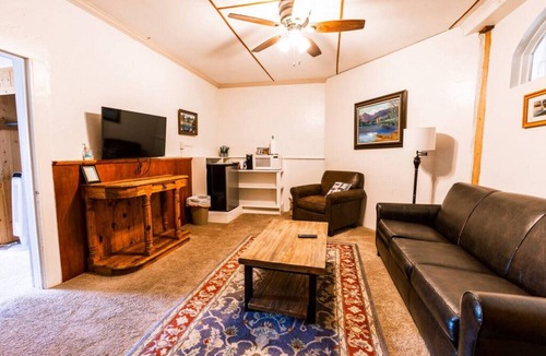 Centennial Apartment | Sleeps 6 - Historic Hotel in Centennial