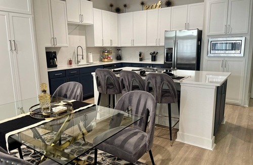 Deep Ellum Apartment | Sleeps 6/Perfect Location/Free Parking/Gym/Luxury Pool/Shop/Explore/Eat/Relax