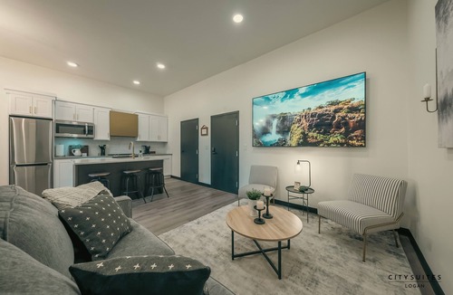Logan Apartment | Sleeps 7 ~ Near Ice Rink ~ Netflix ~ Triple Bunk