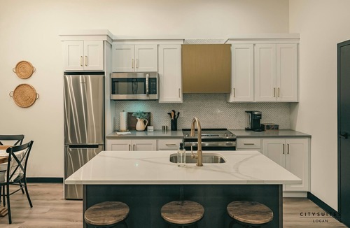 Logan Apartment | Sleeps 7 ~ Near Ice Rink ~ Netflix ~ Triple Bunk