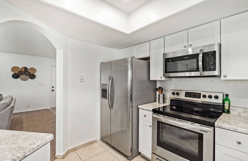 Parkwood Ranch House | Sleeps 8, Freeway access, near shopping and dining