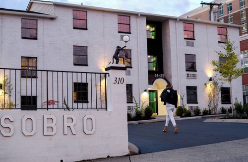Rutledge Hill House | Sleeps 8 | SoBro Suites w/Local Art, Walk to Music & Dining – by AvantStay