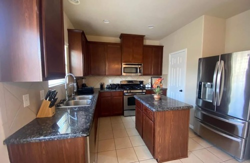 Barker House | Sleeps 8:Spacious Retreat with Fast WiFi & Fully Stocked Amenities