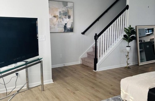 Toddville Road Apartment | Sloan Garden House Modern Townhome Near South End