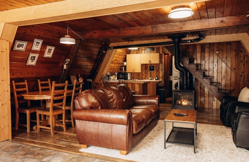 Silver Star Mountain Cabin | Slope-Side Bliss: A-Frame Haven with Private Hot Tub (Sleeps 7)
