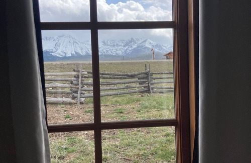 Stanley House | Small Rustic Cabin w/VIEWS! of the Sawtooth Mtns