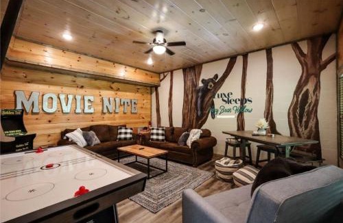 Sevierville House | Smoky Mtn Cabin New Deck Bunks Hot Tub Game Room