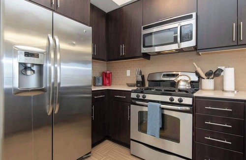 Del Rey Apartment | Snazzy 2BR Apt Marina Del Rey with pool and hot tub