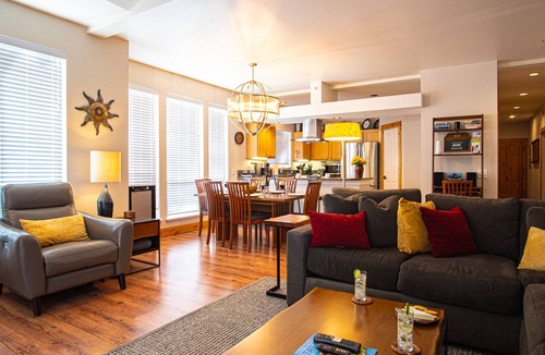 Ketchum Condo | Snow Star Skylight - 3BD 3BA - Hot Tub, Gym, Walk to Ski!