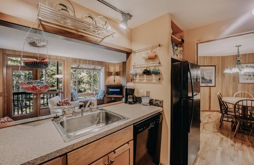 Glacier Condo | Snowater Condo #41 - Wi-Fi - Sauna - Soaker Tub