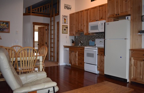 Sandpoint Cabin | Snowberry 2, 9 bed 8 bath steps to lift. Sauna, hot tub, garage, and sleeps 30!