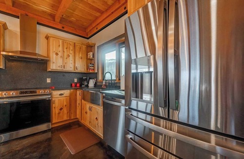 Livingston Cabin | Soaring Eagle Guest Cabin: Epic Views in Big Sky Country