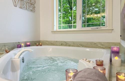 College Place House | Soaring Spirit - Hot Tub, Pool Table, Arcades, 2 kitchens