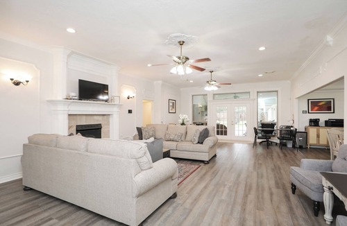 Humble House | Soccer Fan Ready 8BR Home - IAH/Stadium: Sleeps 17