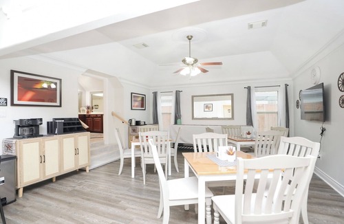 Humble House | Soccer Fan Ready 8BR Home - IAH/Stadium: Sleeps 17
