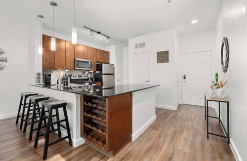 Downtown Austin Apartment | SoCo Dream Stay | Rooftop, Pool, Gym, Central Loc