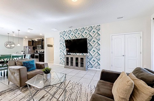 Loughman House | Solterra Peaceful 6BR Villa, Private Pool, GameRm
