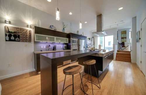 Wesley Heights Condo | Sophisticated 3-Story | 2-BR Midterm Stay Near Uptown!