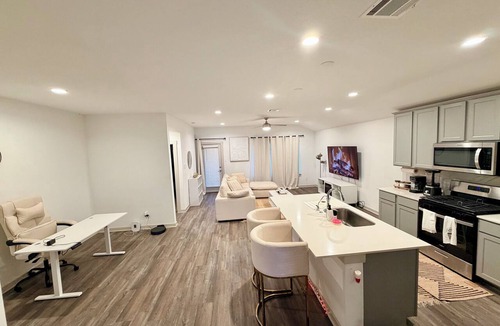 Clodine House | Sophisticated Abode: 1-bedroom Room