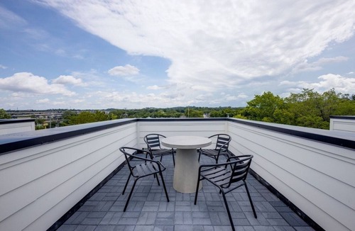 Whitebridge House | Sound of Speed - Mins to Downtown - Rooftop Deck - Sleeps 8