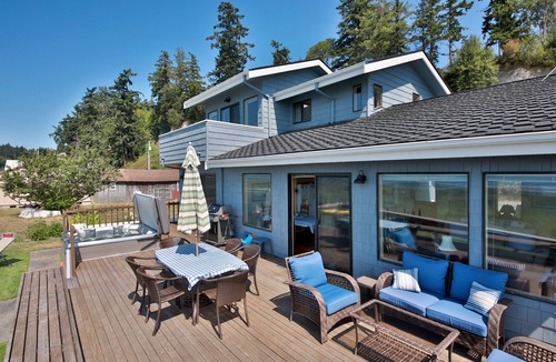 Maxwelton House | South facing, beach house 20 feet from the water! Kayaks and a brand new hot tub