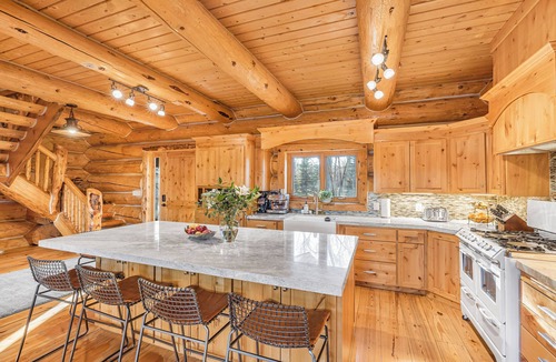 Swan Valley Cabin | South Fork Retreat. Private Luxury 6-bedroom cabin w/AC and Private pond.