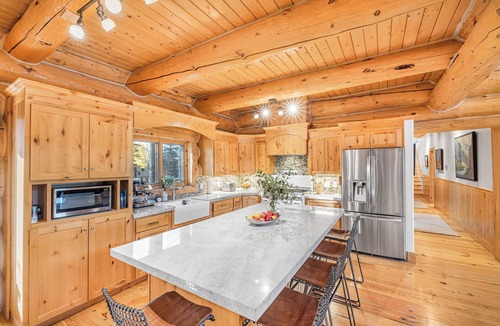 Swan Valley Cabin | South Fork Retreat. Private Luxury 6-bedroom cabin w/AC and Private pond.