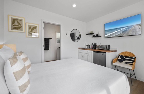 South Oceanside Hotel | South Oceanside Bungalow 5 - Deluxe Queen Studio + Patio
