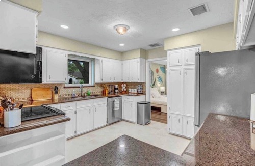Clodine House | Southern livings-pool-4BRs-6Beds-entertainment room-courtyard-on BellaireHouston