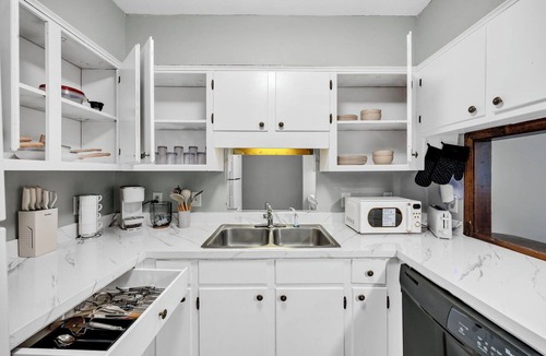Dentsville Apartment | Southern Oasis-Modern Comfort, Minutes from Downtown