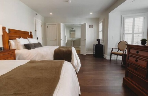 Downtown Hotel | Southern Pines The Jefferson Inn Deluxe 2-Queen Guestroom