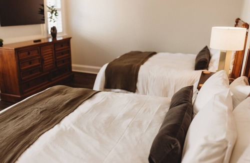 Downtown Hotel | Southern Pines The Jefferson Inn Deluxe 2-Queen Guestroom