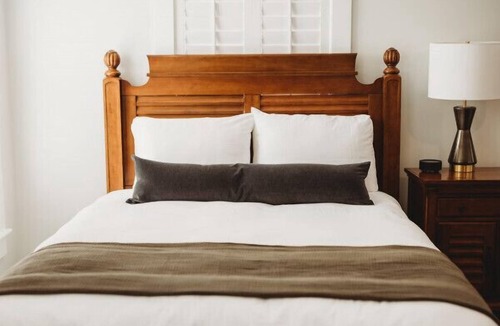 Downtown Hotel | Southern Pines The Jefferson Inn Deluxe 2-Queen Suite