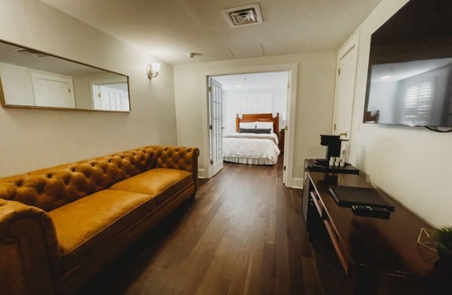 Downtown Hotel | Southern Pines The Jefferson Inn Deluxe 2-Queen Suite