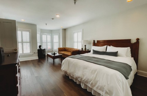 Downtown Hotel | Southern Pines The Jefferson Inn Deluxe King Guestroom